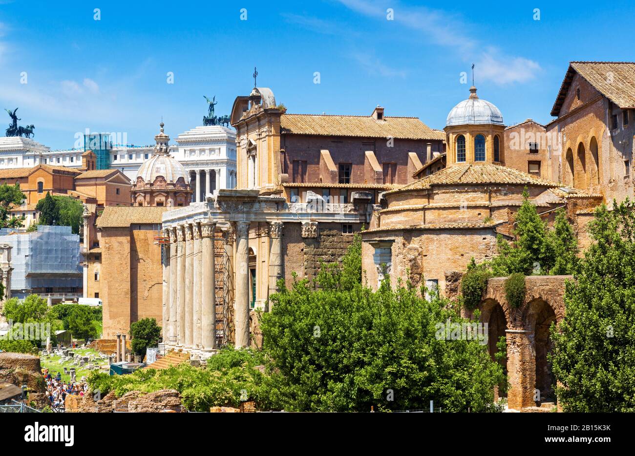 Foro Romano in estate, Roma, Italia. E' una famosa attrazione turistica di Roma. Panorama panoramico delle antiche rovine della vecchia Roma. Resti di architettura o Foto Stock