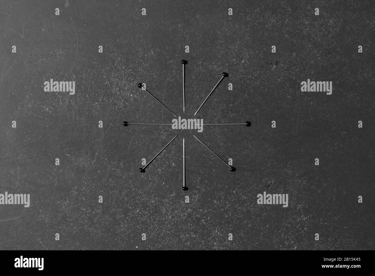 aghi su una tavola Foto Stock