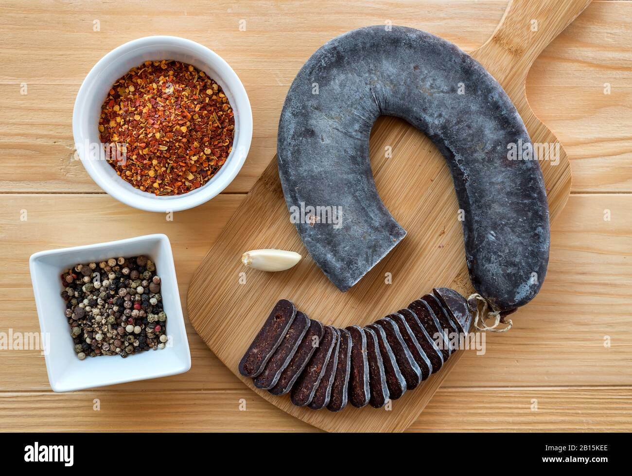 Fette tagliate di salsiccia speciale a ferro di cavallo Pirot - Peglana Pirotska kobasica, a base di carne di vitello, pecora e capra, con aggiunta di aglio Foto Stock