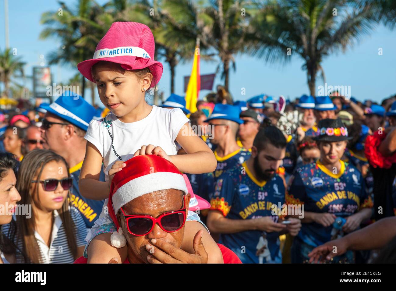 Rio DE JANEIRO - 15 MARZO 2017: Le folle di brasiliani godono di una festa di strada di Carnevale in un pomeriggio estivo a Ipanema Beach. Foto Stock