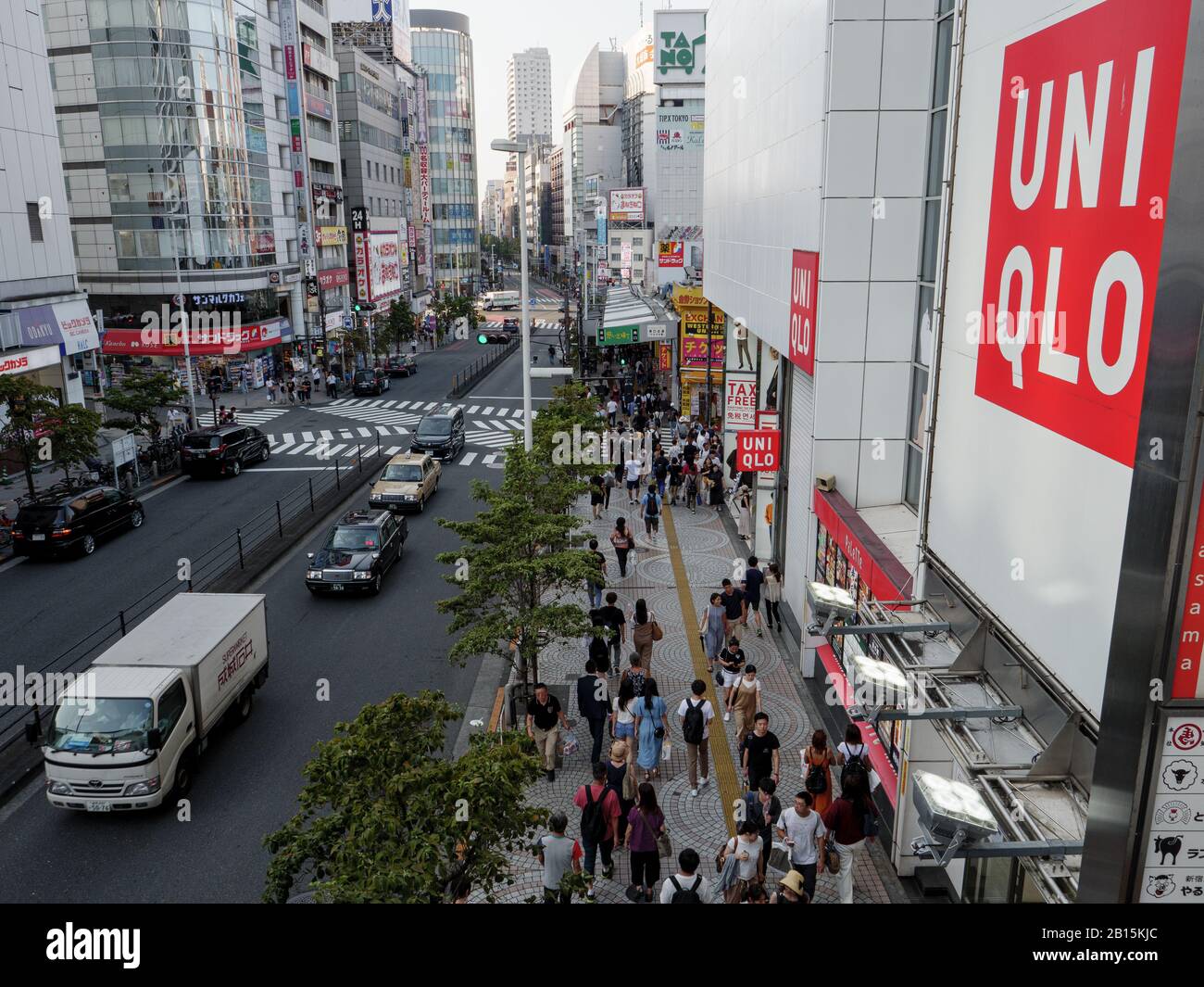 Shinjuku, Giappone - 30 8 19: Una strada principale che attraversa Shinjuku accanto a uni Qlo Foto Stock