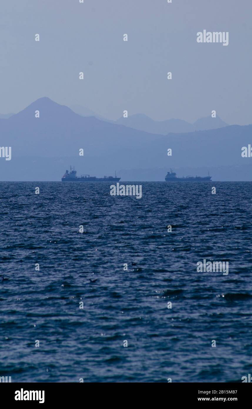 Navi mercantili nel Golfo Saronico entrando nel porto del Pireo ad Atene Grecia Foto Stock