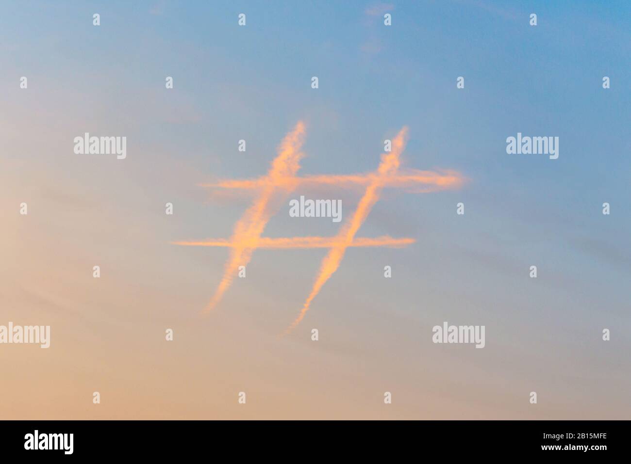 Hashtag segno nel cielo fatto di contrails Foto Stock