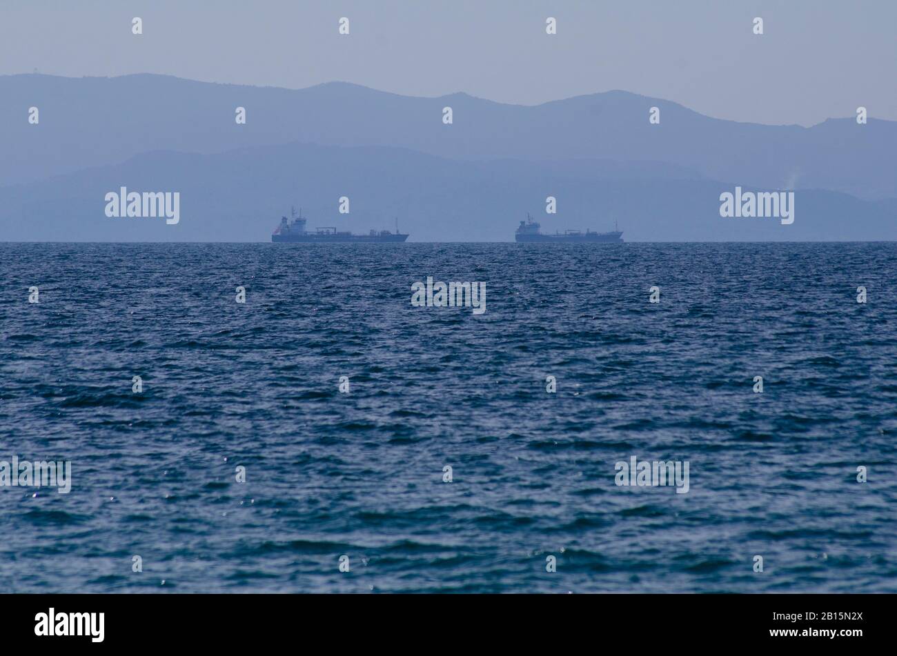 Navi mercantili nel Golfo Saronico entrando nel porto del Pireo ad Atene Grecia Foto Stock