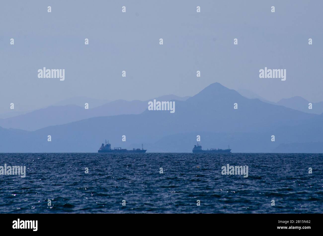 Navi mercantili nel Golfo Saronico entrando nel porto del Pireo ad Atene Grecia Foto Stock