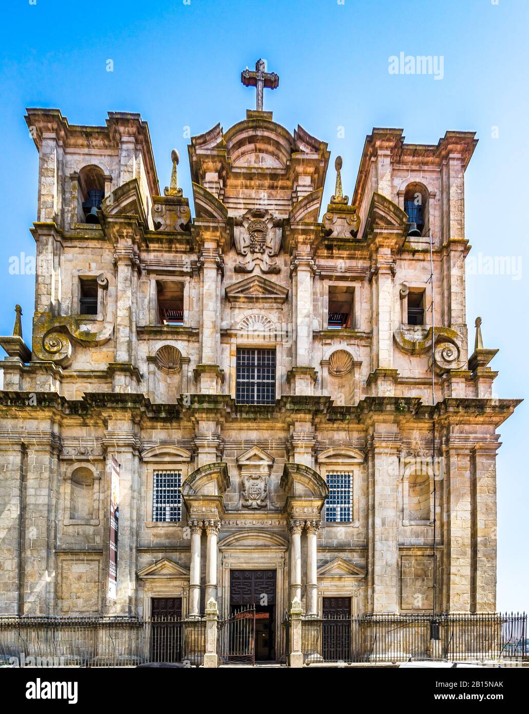 Vista Sulla Facciata Della Chiesa Di San Lorenzo Di Sao Lourenco E Vista Della Città Di Porto Foto Stock