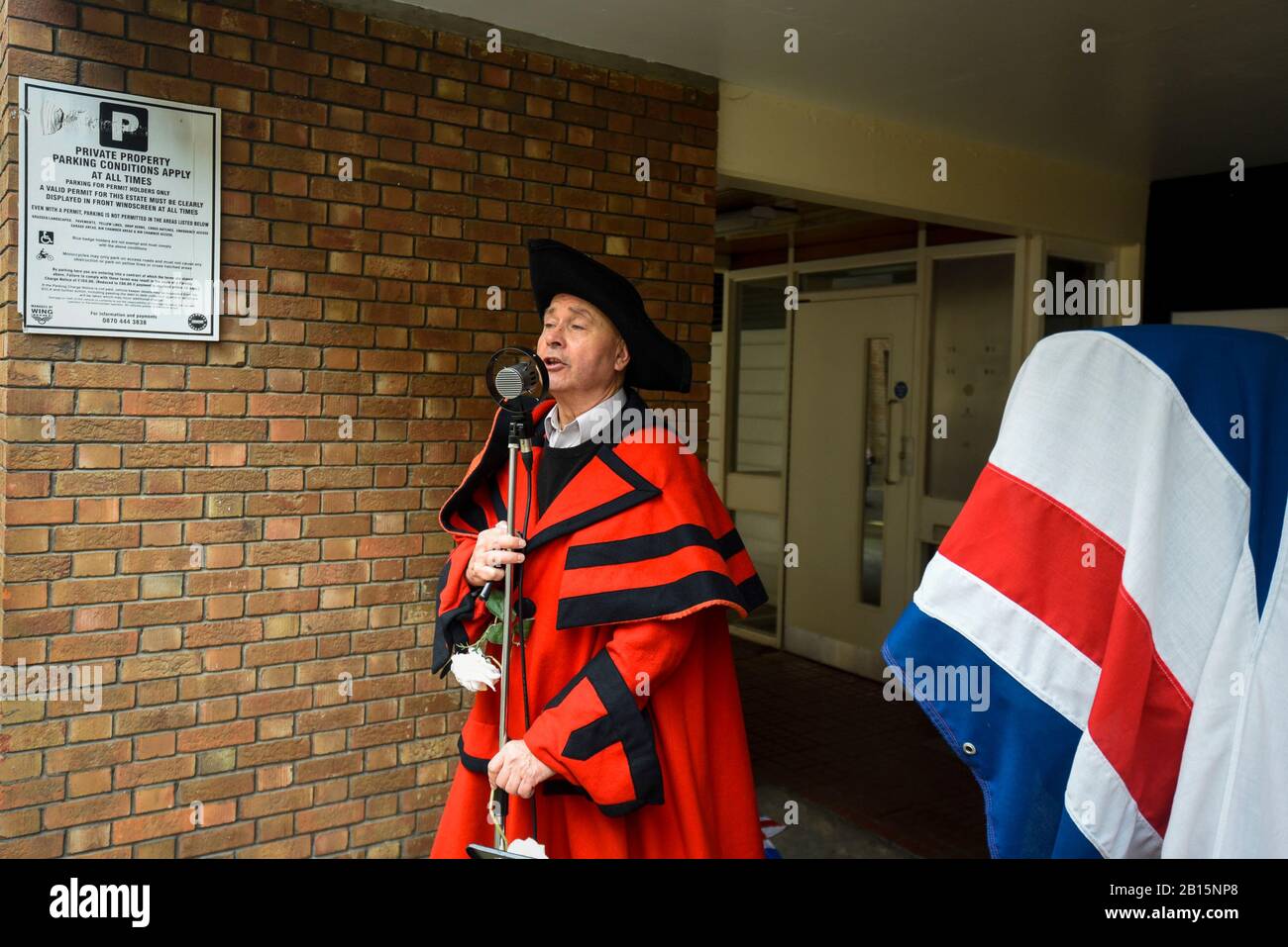 Londra, Regno Unito. 23 Febbraio 2020. Un uomo vestito come una città che grida in costume d'epoca canta in un evento che segna il 200th anniversario della strada cospirazione Cato a Marylebone. Il 23 febbraio 1820, 13 plotters sono stati sventati dai Corridori di Bow Street (polizia del giorno) nel loro tentativo di rovesciare il governo assassinando il primo ministro Lord Liverpool ed i suoi ministri. Credito: Stephen Chung / Alamy Live News Foto Stock