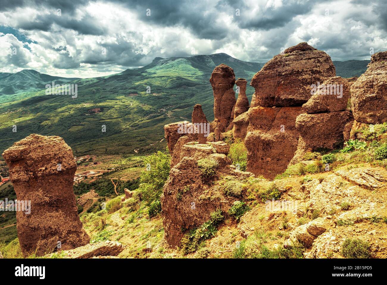 Valle dei fantasmi - formazioni rocciose del monte Demerdji. Paesaggio Della Crimea, Russia. Foto Stock