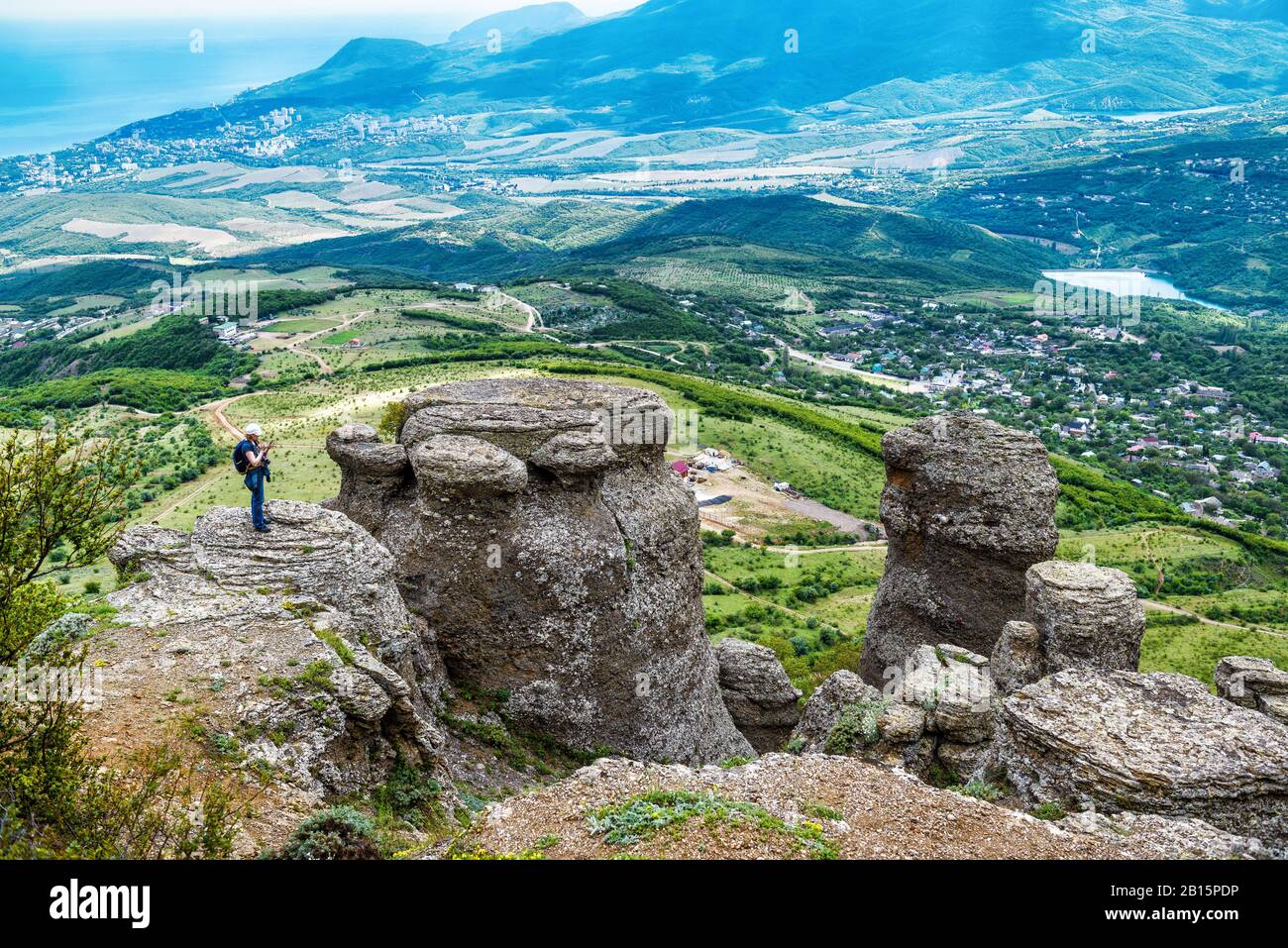 Viaggiatore sulla formazione rocciosa del monte Demerdji. Valle di Ghosts. Paesaggio Della Crimea, Russia. Foto Stock