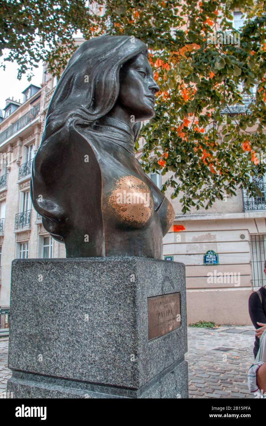 Parigi, Francia - 17 settembre 2019: Busto della famosa cantante e attrice Dalida, situato nel quartiere Montmartre della capitale francese Foto Stock