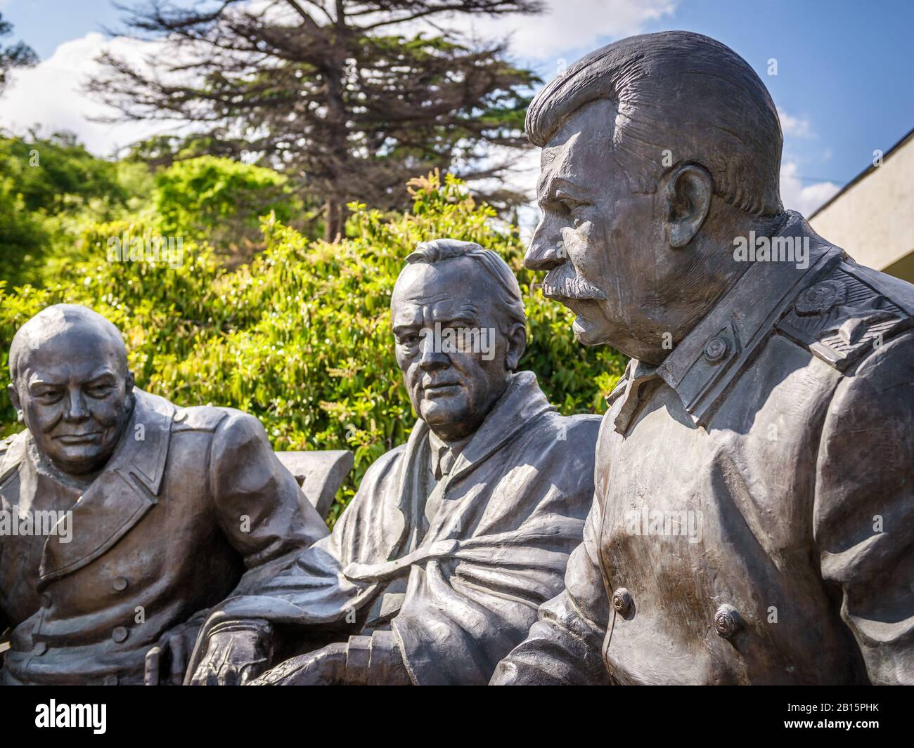 Yalta, Russia - 17 maggio 2016: Leader sovietico Stalin con Churchill e Roosevelt. Statua in bronzo di Zurab Tsereteli nel Palazzo Livadia, Crimea. La f Foto Stock