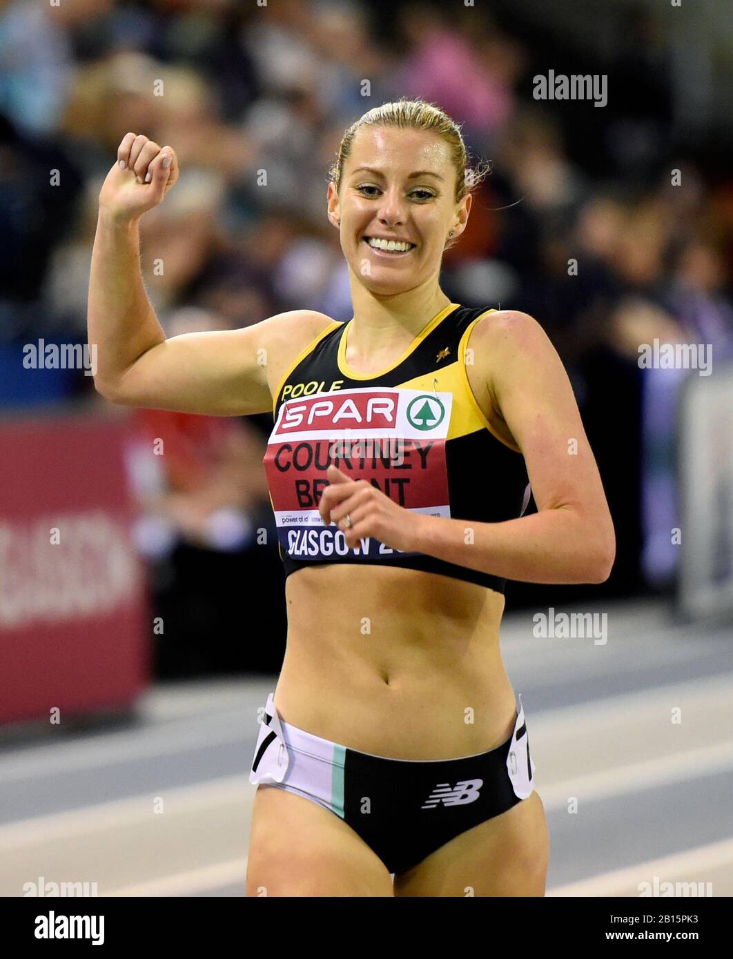 Melissa Courtney-Bryant celebra la vittoria della 3000m femminile durante il secondo giorno del CAMPIONATO BRITANNICO DI ATLETICA leggera al coperto Emirates Arena di Glasgow. Foto Stock