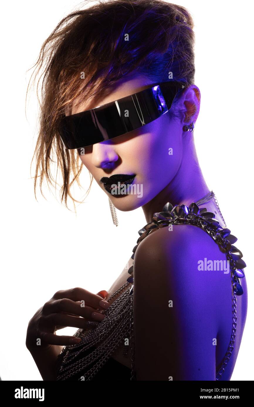 Ritratto colorato di una giovane donna che indossa occhiali futuristici Foto Stock