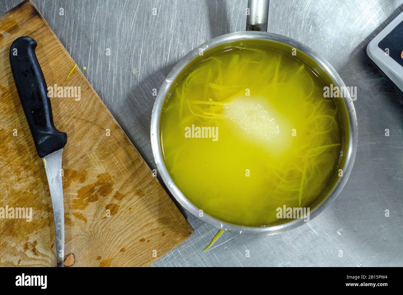 Chef preparazione del dolce tagliere in legno di limone con coltello Foto Stock