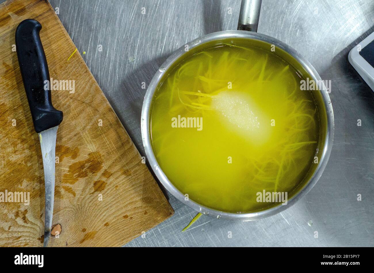 Chef preparazione del dolce tagliere in legno di limone con coltello Foto Stock
