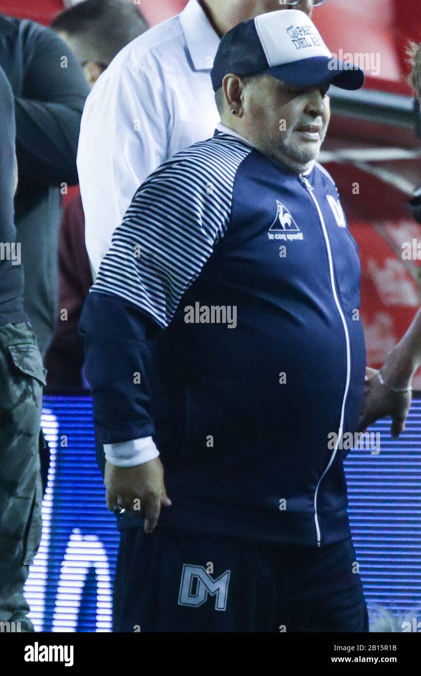 Buenos AIRES, 22.02.2020: Diego Maradona, allenatore di Gimnasia y Esgrima de la Plata, durante la partita tra Independiente e River Plate a Libertador Foto Stock