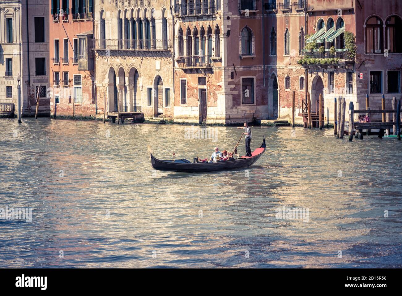 Venezia, Italia - 21 maggio 2017: Giro in gondola con turisti che galleggiano lungo il Canal Grande. La gondola è il mezzo di trasporto turistico più attraente di Venezia. Foto Stock