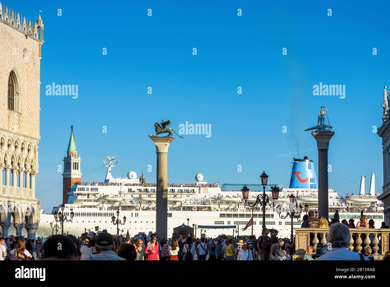 Venezia, Italia - 21 maggio 2017: Una grande nave da crociera naviga oltre Piazza San Marco (Piazza San Marco`s). Questa è la piazza principale di Venezia. Foto Stock