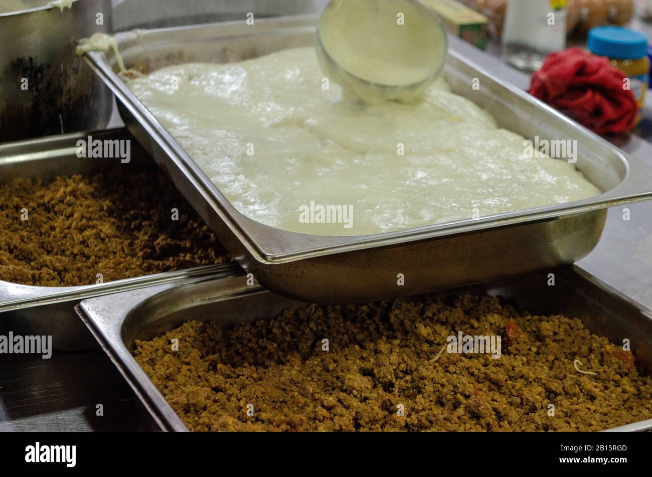 moussaka preparazione bechamel in piatto carne macinata primo piano Foto Stock