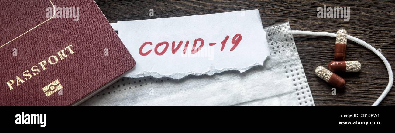 Coronavirus e concetto di viaggio. Vista panoramica del passaporto, nota COVID-19 maschera medica e droghe. Nuova epidemia di virus corona, epidemia in Cina. Bord Foto Stock