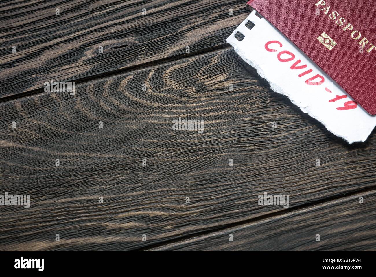 Coronavirus concept background. Passaporto e nota COVID-19 coronavirus su tavolo di legno scuro. Nuova epidemia di virus corona, epidemia in Cina. Co. Bordo Foto Stock