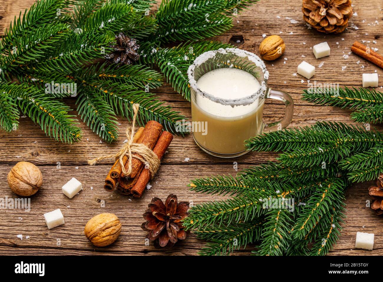 Immagini Invernali Natalizie.Liquore All Uovo Di Natale O Cocktail Cola De Mono Classica Bevanda Invernale In Tazza Di Vetro Decorazioni Natalizie Rami Evergreen Cannella Noci Zucchero Foto Stock Alamy