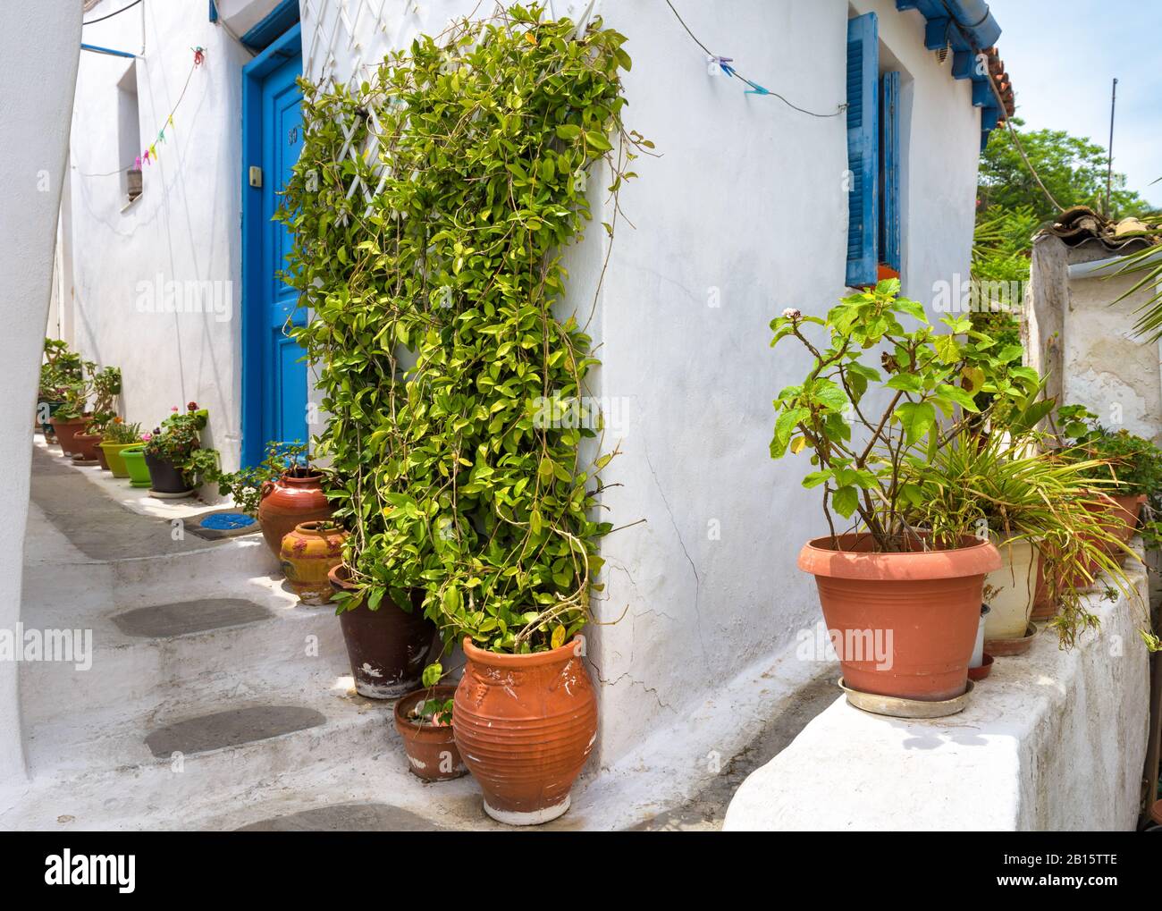 Strada panoramica stretta con vecchia casa a Anafiotika nel quartiere Plaka, Atene, Grecia. Plaka è una delle principali attrazioni turistiche di Atene. Bellissima Foto Stock