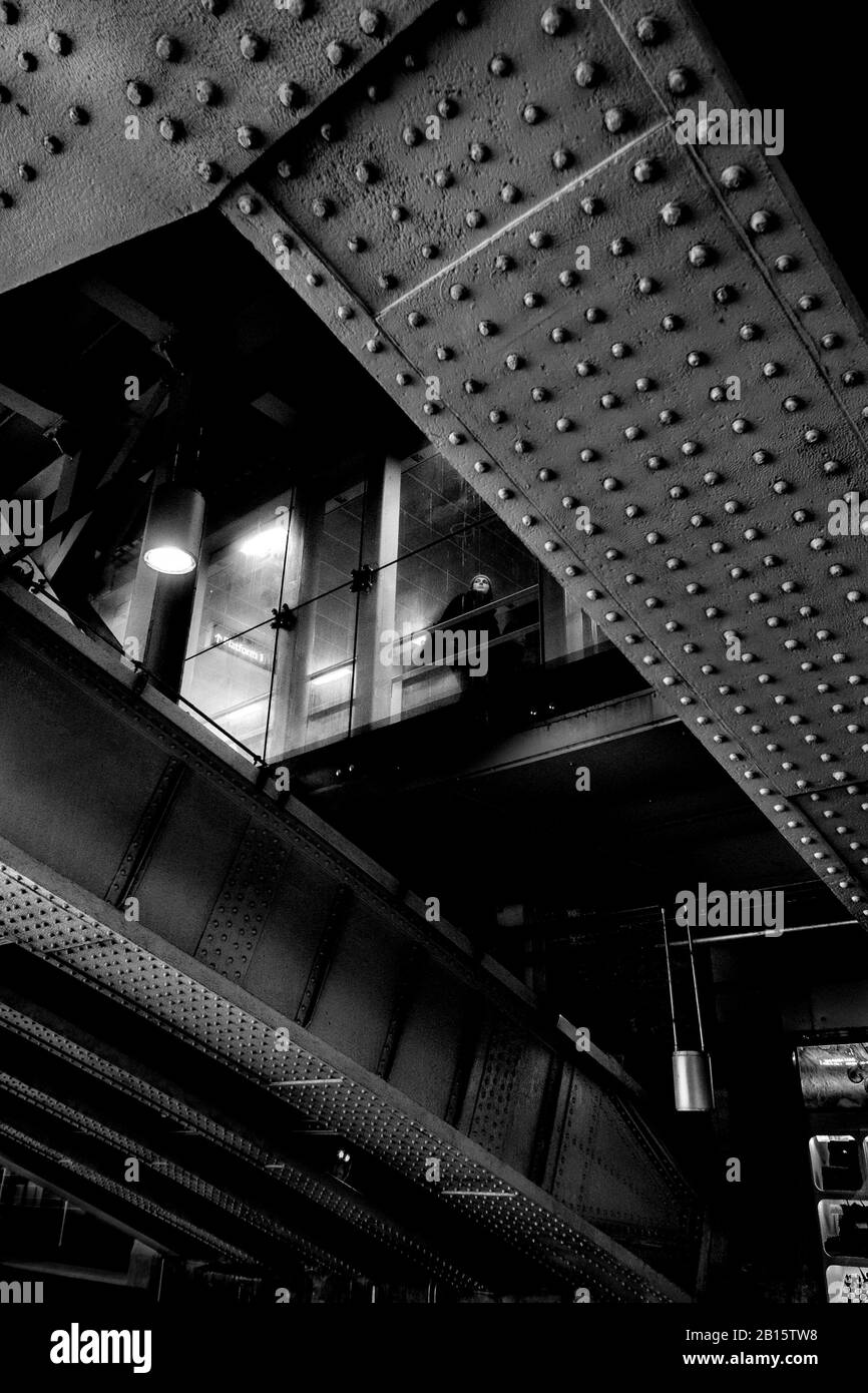 Fotografia di strada in bianco e nero a Londra: Sotto il ponte ferroviario Blackfriars con la figura. Foto Stock