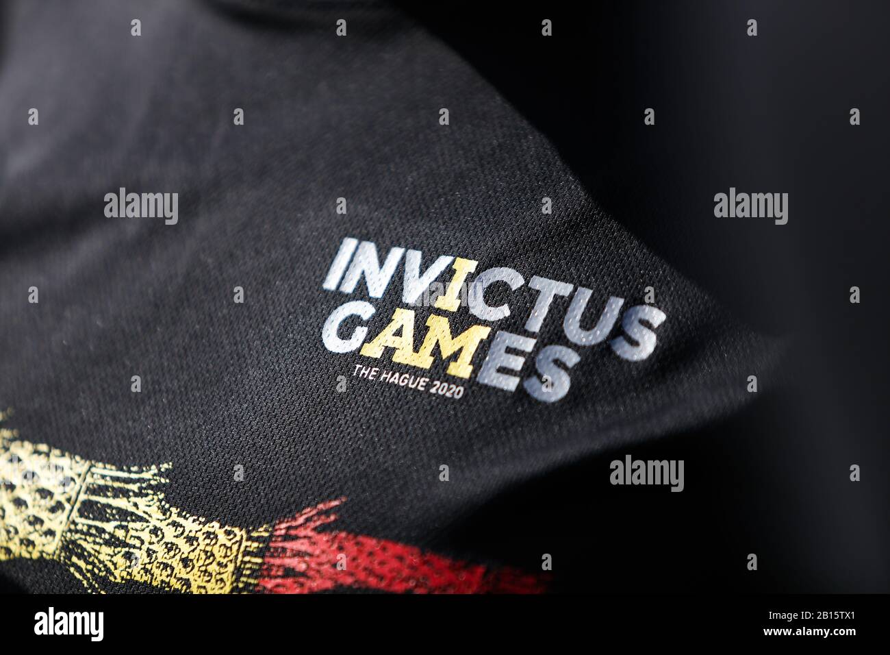 Bucarest, Romania - 5 maggio 2019: Dettagli con il logo del 2020 Invictus Games a Hague, sulla camicia di un veterano rumeno. Foto Stock Bucarest, Romania - 5 maggio 2019: Dettagli con il logo del 2020 Invictus Games a Hague, sulla camicia di un veterano rumeno. Foto Stock