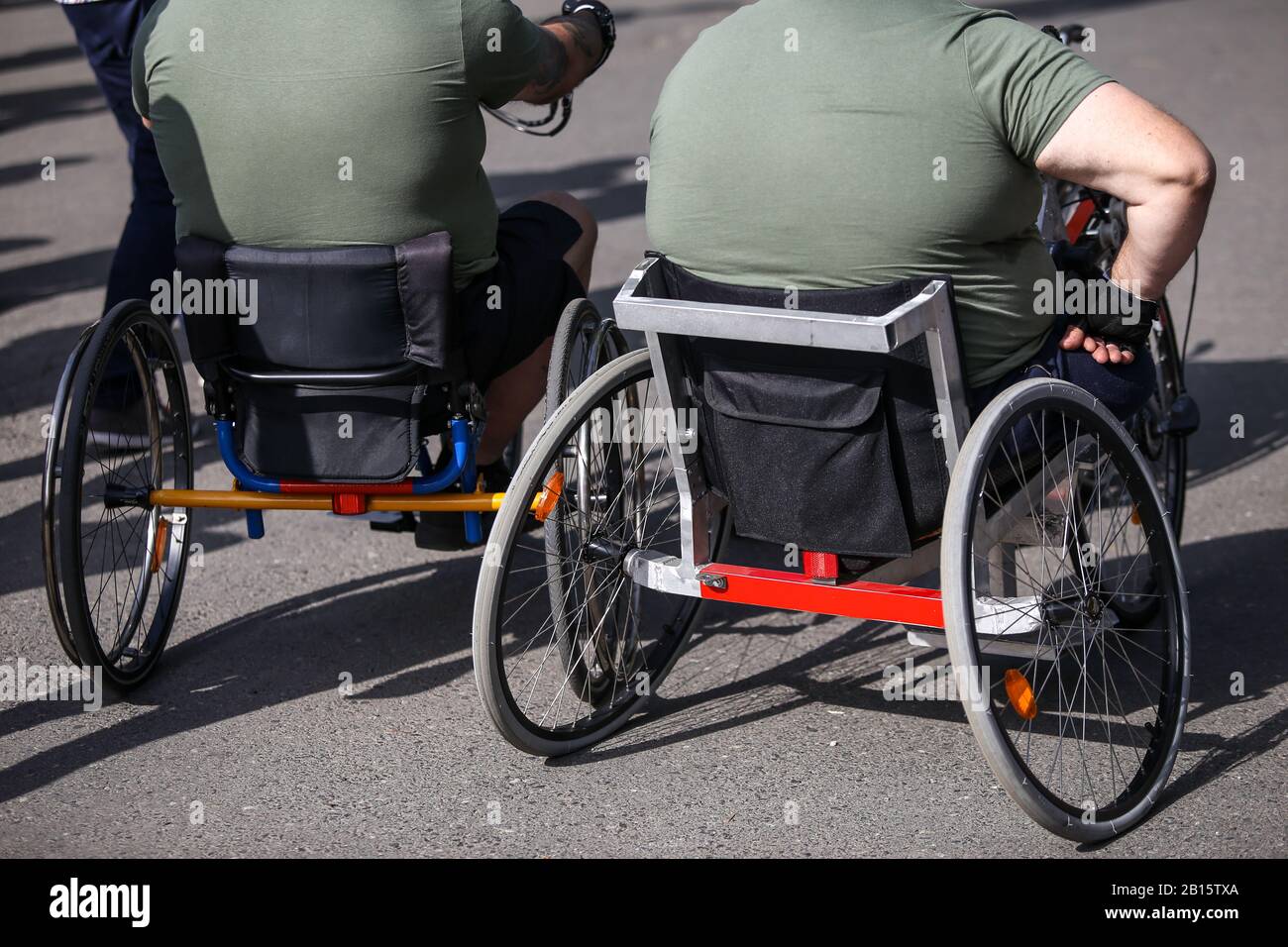 Esercito rumeno soldati veterani, feriti e disabili, seduti in carrozzina. Foto Stock