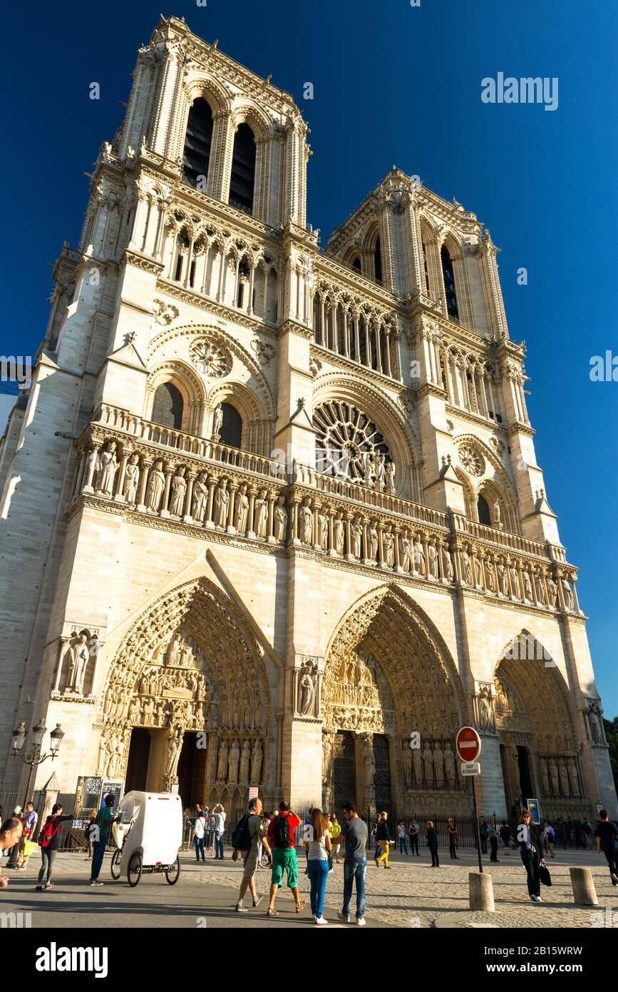 Parigi - 24 SETTEMBRE: I turisti che visitano la Cattedrale di Notre Dame de Paris il 24 settembre 2013. Notre Dame è una delle principali destinazioni turistiche Foto Stock