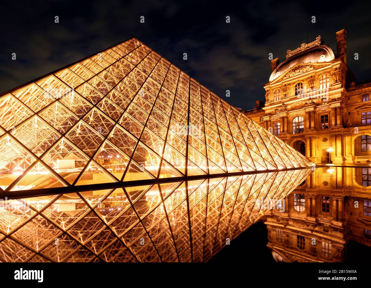 Parigi - 25 SETTEMBRE 2013: La famosa piramide di vetro al Louvre. Il Louvre è uno dei più grandi musei del mondo e uno dei maggiori turisti Foto Stock