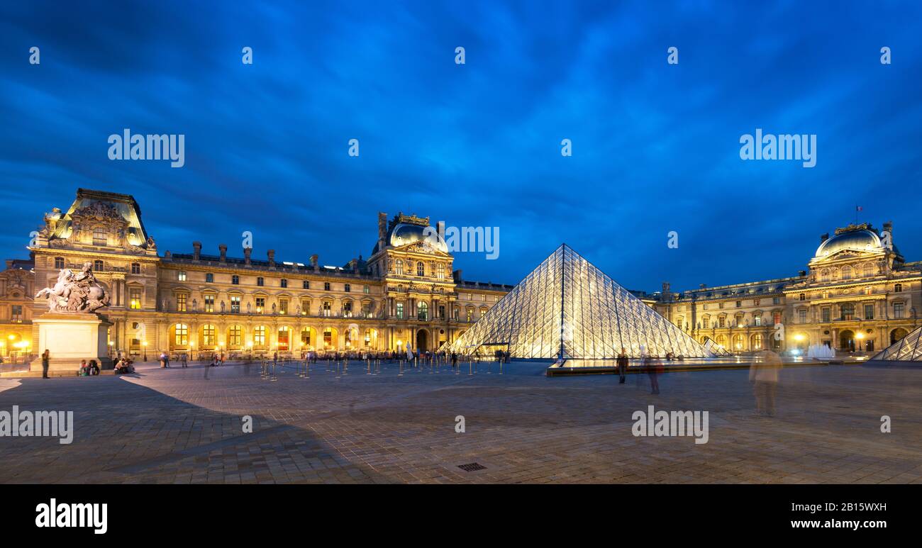 Parigi - 25 SETTEMBRE: Museo del Louvre di notte il 25 settembre 2013 a Parigi. Il Louvre è uno dei più grandi musei del mondo e uno dei maggiori Foto Stock