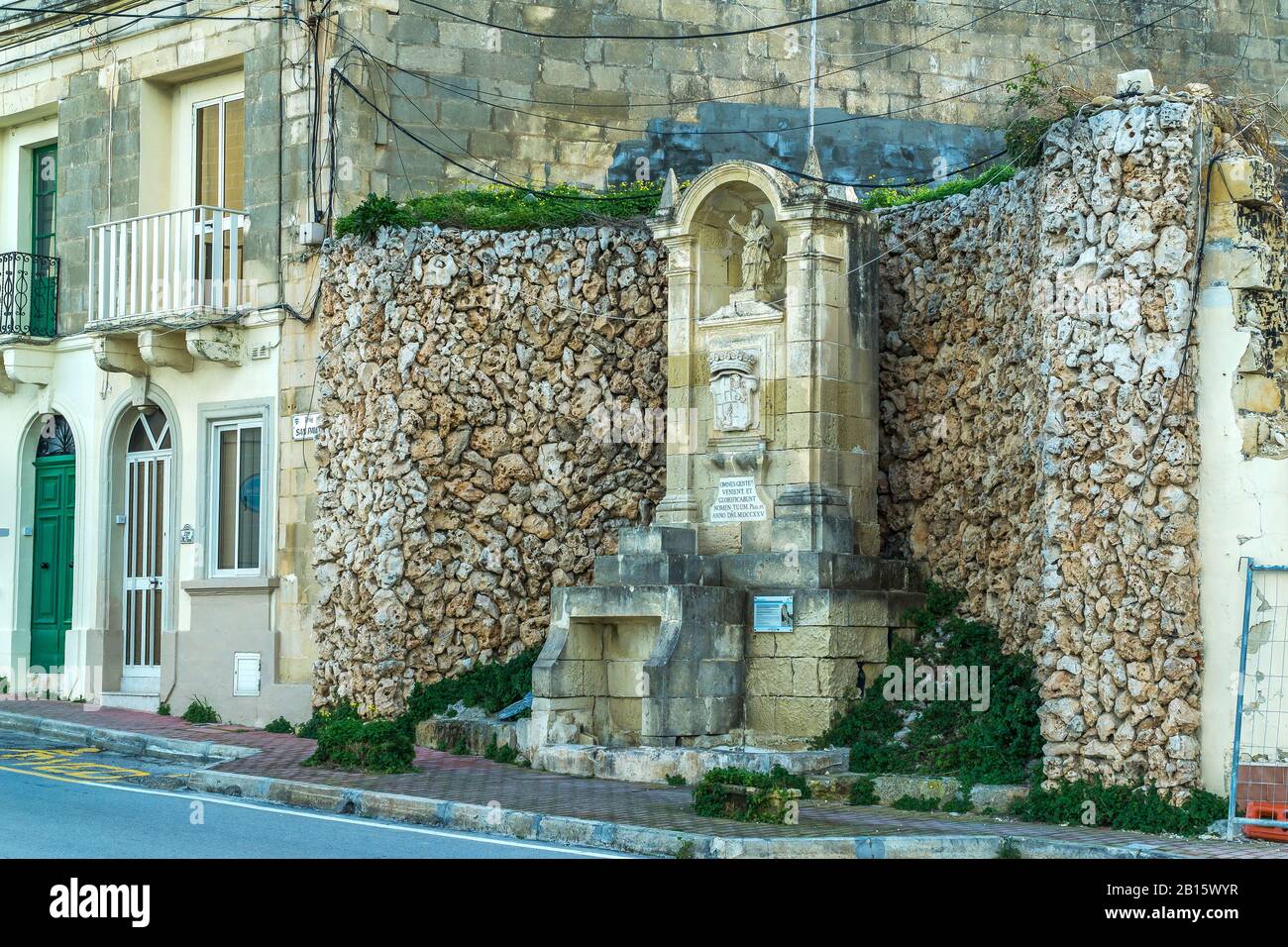 Malta, Baia di San Paolo: Storica Fontana dell'Apostolo o Ghajn Razul con la statua di San Paolo. Foto Stock