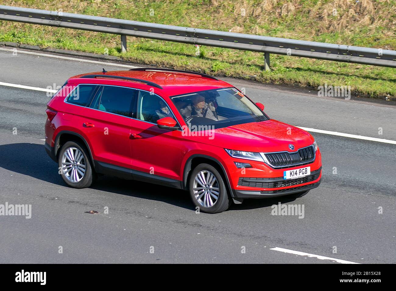 2018 Škoda Kodiaq se L TDI SCR 4X4 S; Regno Unito traffico veicolare, trasporti, moderne berline, in direzione est sull'autostrada M6 a 3 corsie. Foto Stock