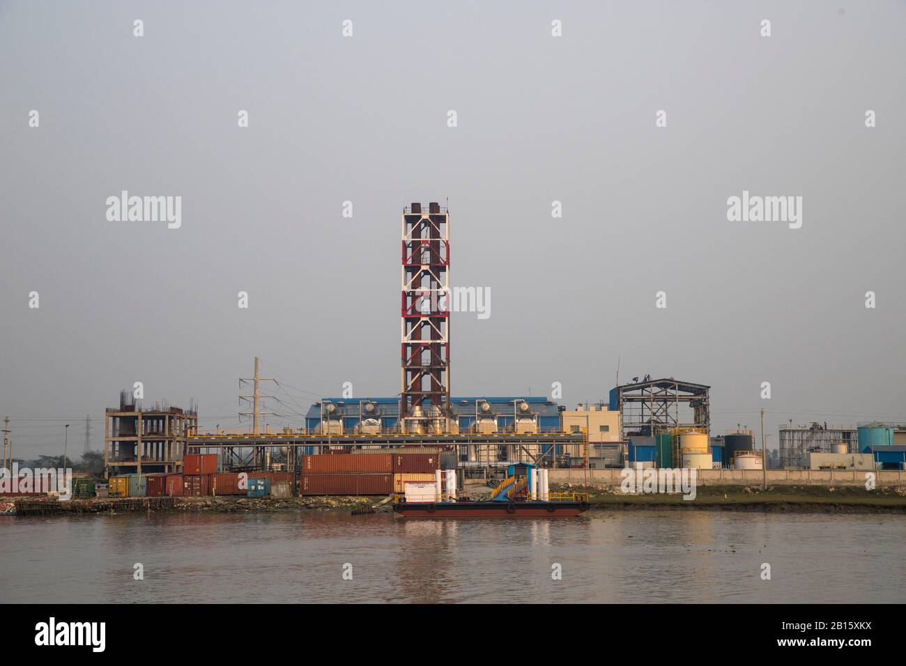 Orion Power Rupsha Ltd, la centrale privata a base di petrolio da 105 megawatt, situata sulla riva del fiume Bhairab a Rupsha a Khulna. Bangladesh Foto Stock