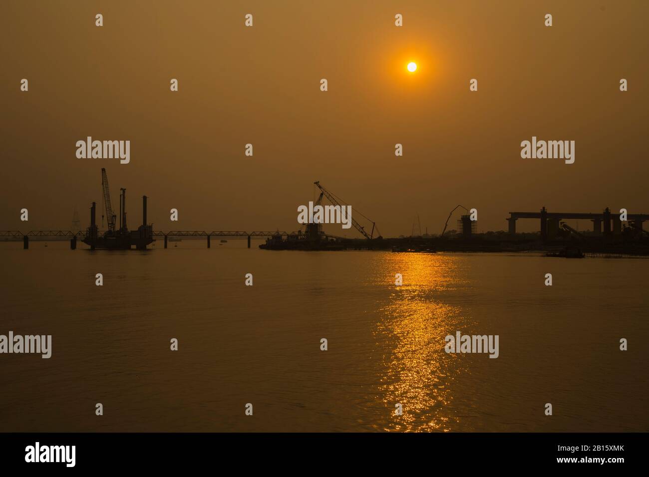 Lavori di costruzione del ponte ferroviario di Rupsh sul fiume Bhairav a Khulna, Bangladesh. Foto Stock