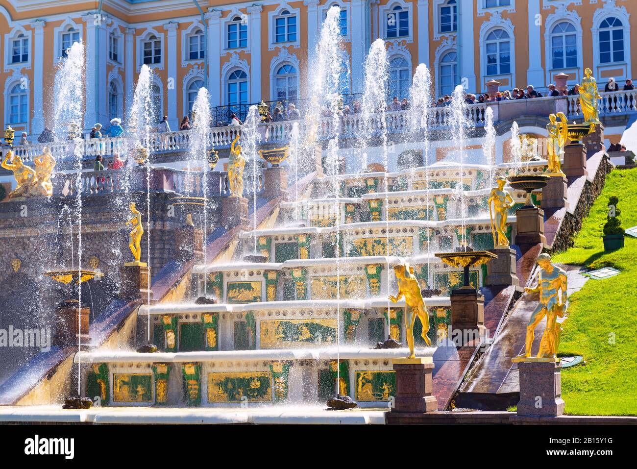 SAN PIETROBURGO, RUSSIA - 15 GIUGNO 2014: Peterhof Palace (Petrodvorets) con Grand Cascade. Il palazzo di Peterhof è incluso nel patrimonio mondiale dell'UNESCO Foto Stock