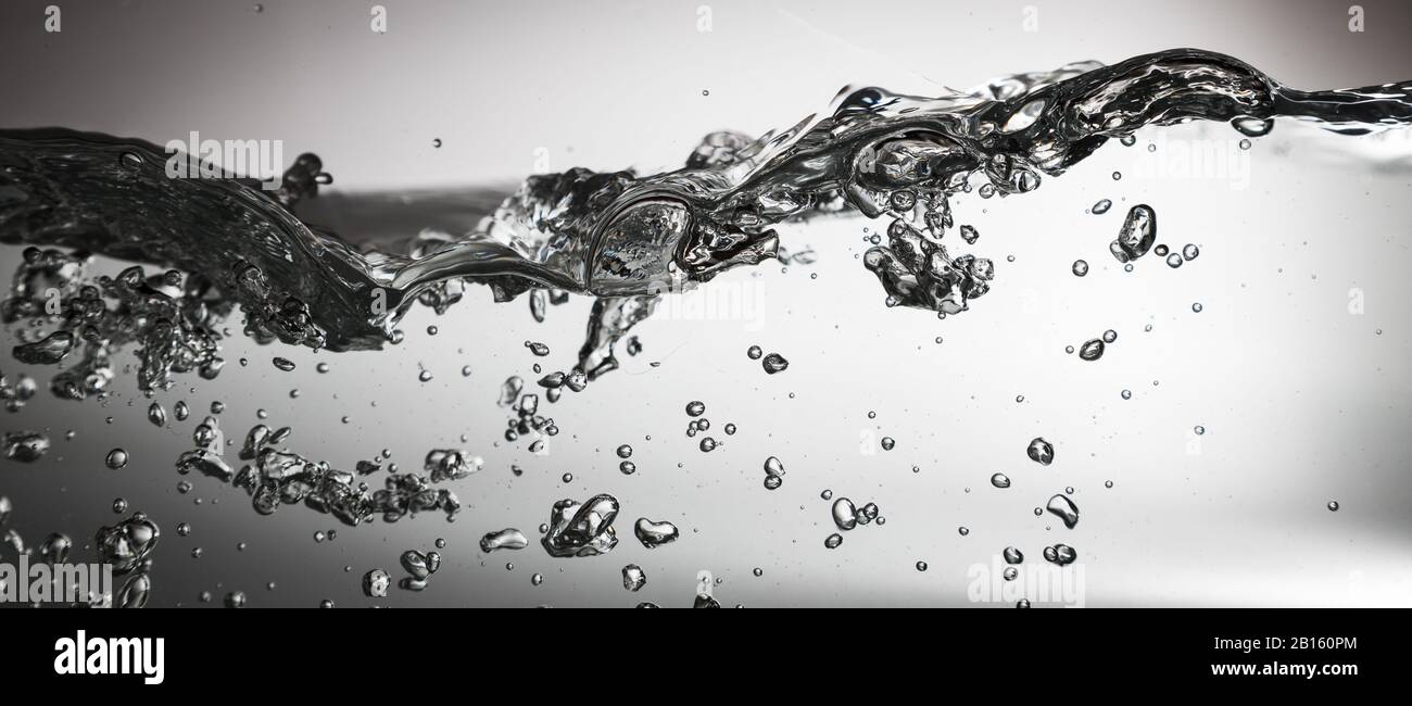 acqua blu spruzzi e goccia per bere, acqua astratta pura e freschezza concetto di fondo Foto Stock