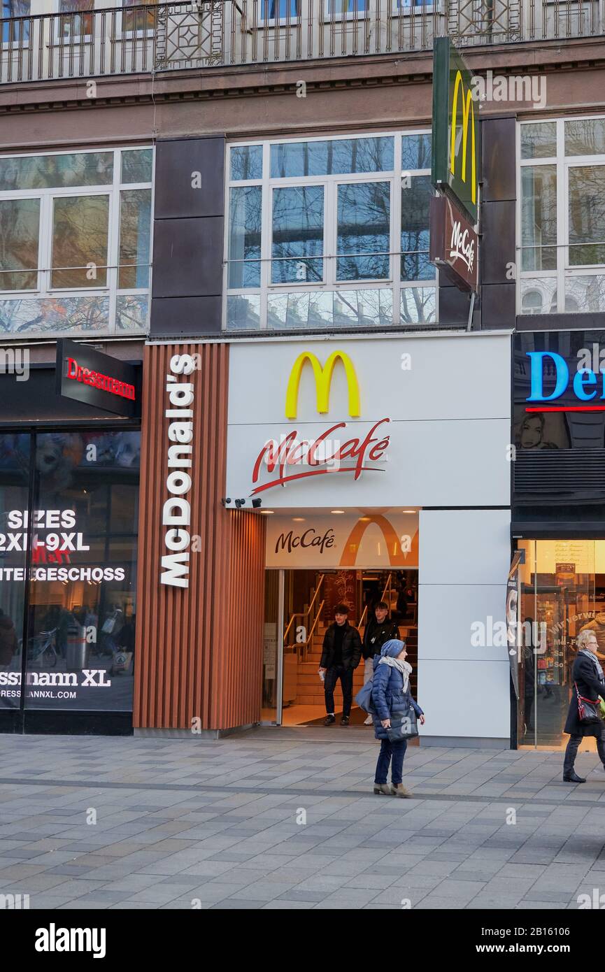 Vienna, Austria - 18 febbraio 2020: Ingresso al negozio McCafe nella città occidentale di Vienna, Austria. McCafe e' una catena di cibo e bevande in stile caffetteria, di proprieta' di McDonald's. Foto Stock
