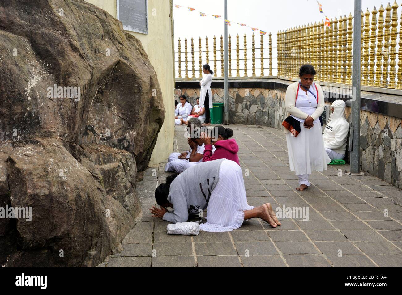 Sri Lanka, picco di Adamo, devoti buddisti che pregano al monastero sommitale Foto Stock