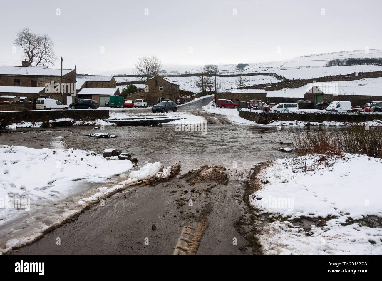 Ford attraversando Gayle Beck in inverno, Wensleydale, Yorkshire Dales Foto Stock
