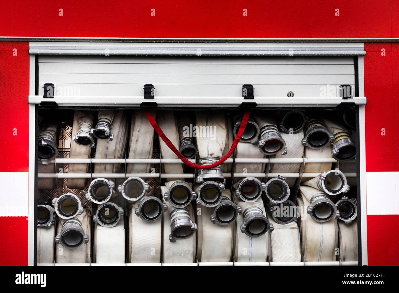 Attrezzatura antincendio e di soccorso in un camion antincendio Foto Stock