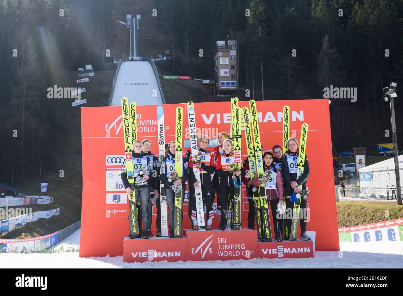 Squadre vincenti sul podio all'evento della FIS Ski Jumping World Cup Ljubno 2020 Team il 22 febbraio 2020 a Ljubno, Slovenia. Da Sinistra Team Slovenia, Team Austria E Team Norvegia. (Foto Di Rok Rakun/Pacific Press/Sipa Usa) Foto Stock