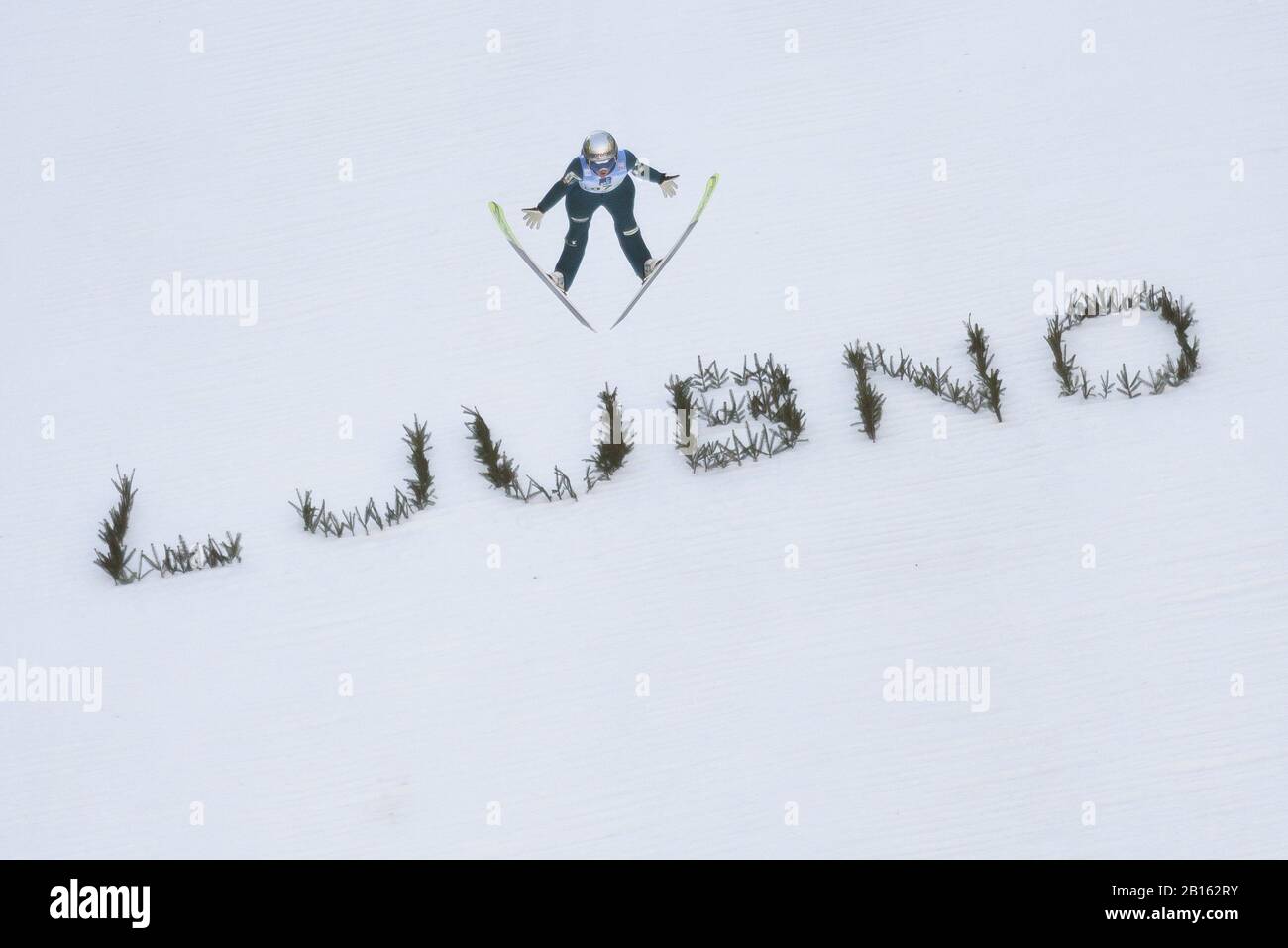 Katra Komar della Slovenia compete durante l'evento della FIS Ski Jumping World Cup Ljubno 2020 Team il 22 febbraio 2020 a Ljubno, in Slovenia. (Foto Di Rok Rakun/Pacific Press/Sipa Usa) Foto Stock