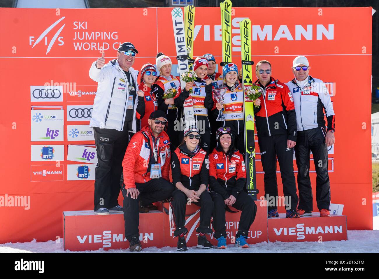 Il team Austria celebra la sua vittoria all'evento della FIS Ski Jumping World Cup Ljubno 2020 Team il 22 febbraio 2020 a Ljubno, Slovenia. (Foto Di Rok Rakun/Pacific Press/Sipa Usa) Foto Stock