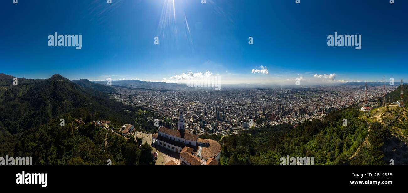 Vista aerea dal Monte Montserrat a una splendida vista panoramica della città di Bogotà nel pomeriggio Foto Stock