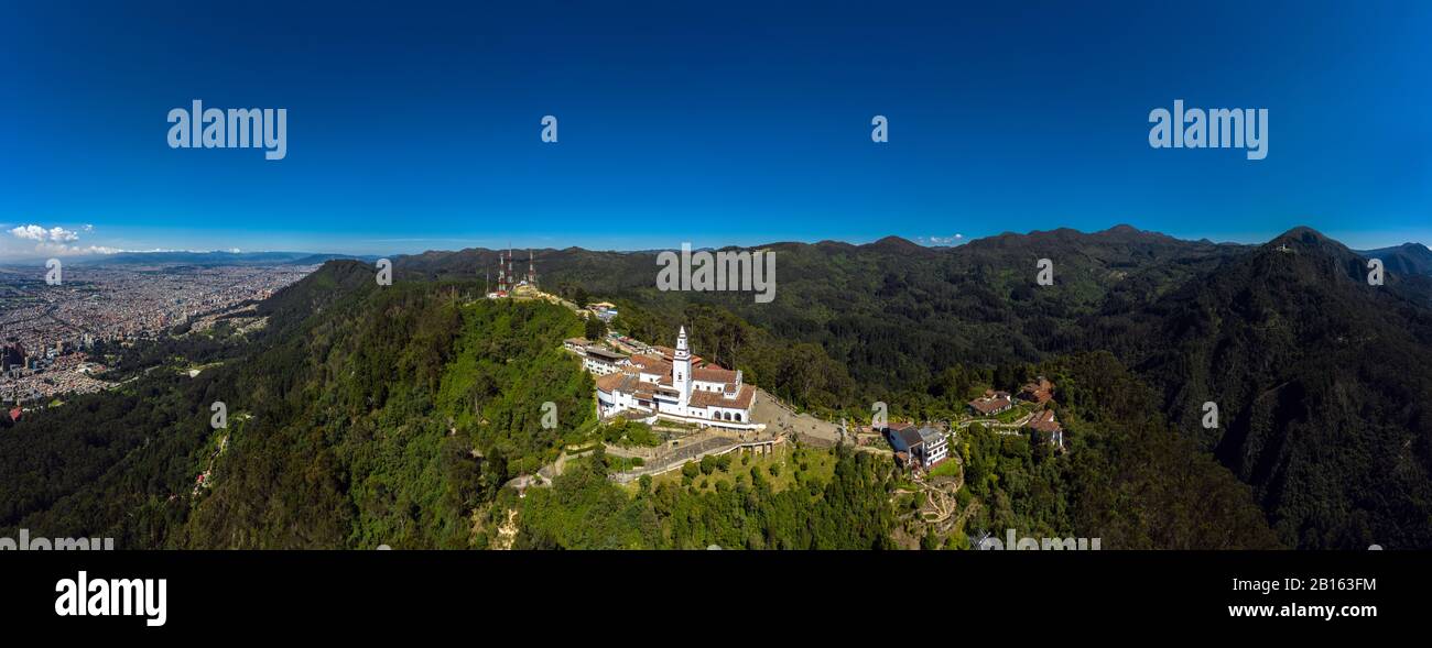 Veduta panoramica aerea della montagna di Montserrat in Colombia Foto Stock