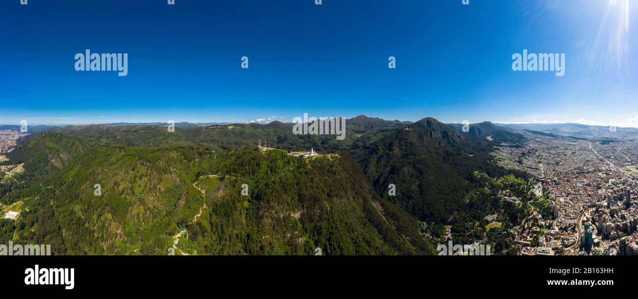Veduta aerea del Monte Montserrat e un piccolo panorama della città di Bogotà Foto Stock