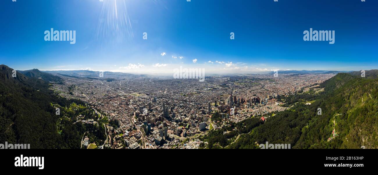 Veduta aerea di una vista panoramica della città di Bogotà nel pomeriggio. Foto Stock